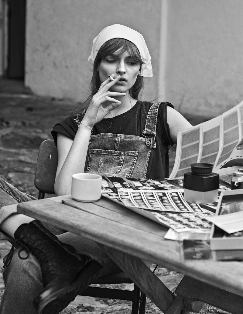 Канал бабская курилка. Женщина с сигаретой и кофе. Дама с кофе и сигаретой. Девушка с сигаретой. Фотосессия с сигаретой на улице.