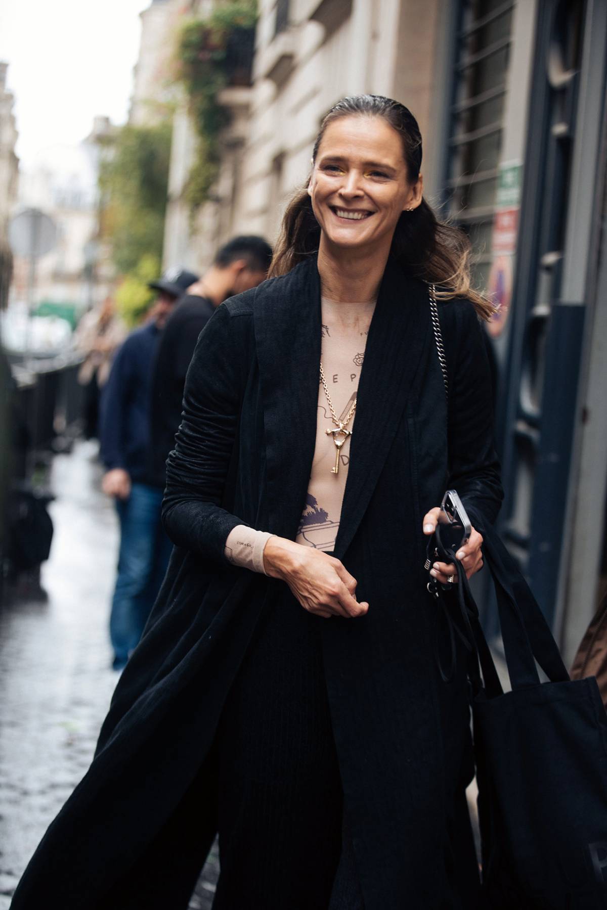 Carmen Kass Street Style at Paris Fashion Week Spring 2022 by Melodie Jeng