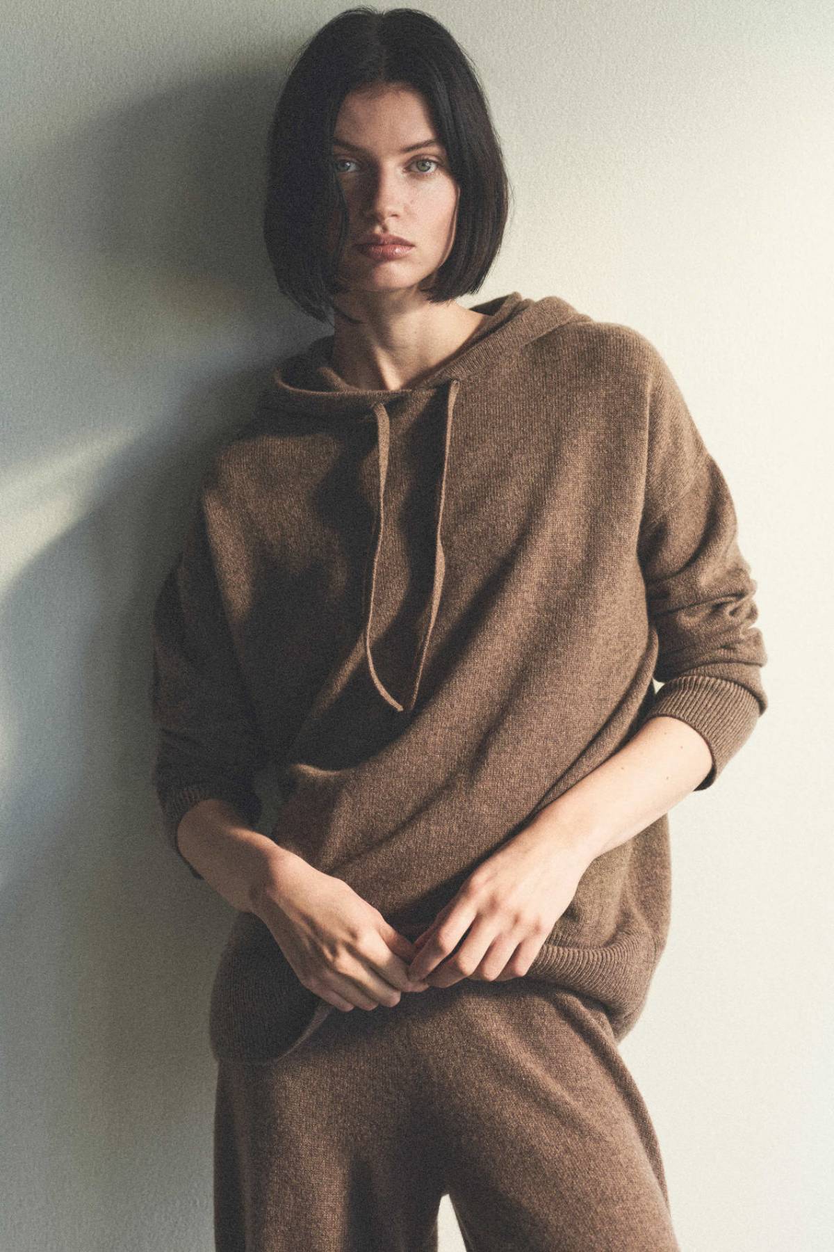 Women's Loungwear Pause by COS Fall-Winter 2021 Ad Campaign Clothing: COS BROWN RELAXED-FIT CASHMERE HOODIE / COS BROWN STRAIGHT-LEG CASHMERE PANTS