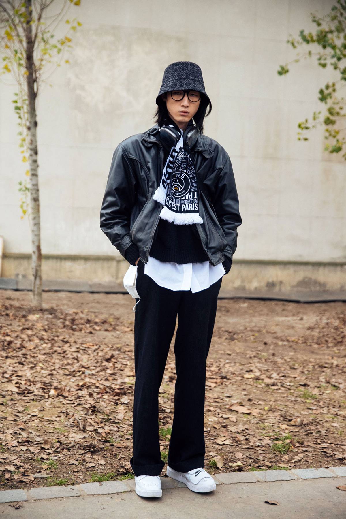 Street Style at Paris Fashion Week Men's Fall-Winter 2022 - Minimalist ...