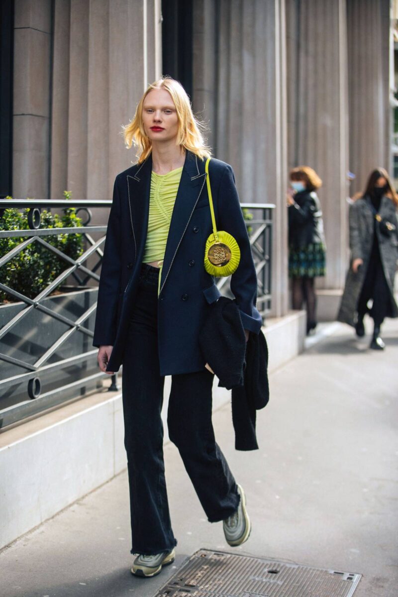 Street Style at Paris Fashion Week Fall-Winter 2022 - Minimalist Street ...