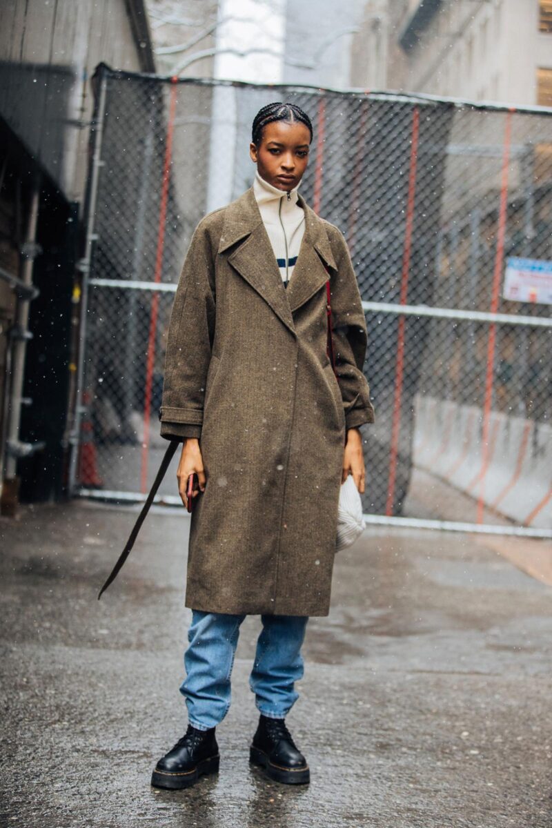 Street Style at New York Fashion Week Fall-Winter 2022 - Minimalist ...