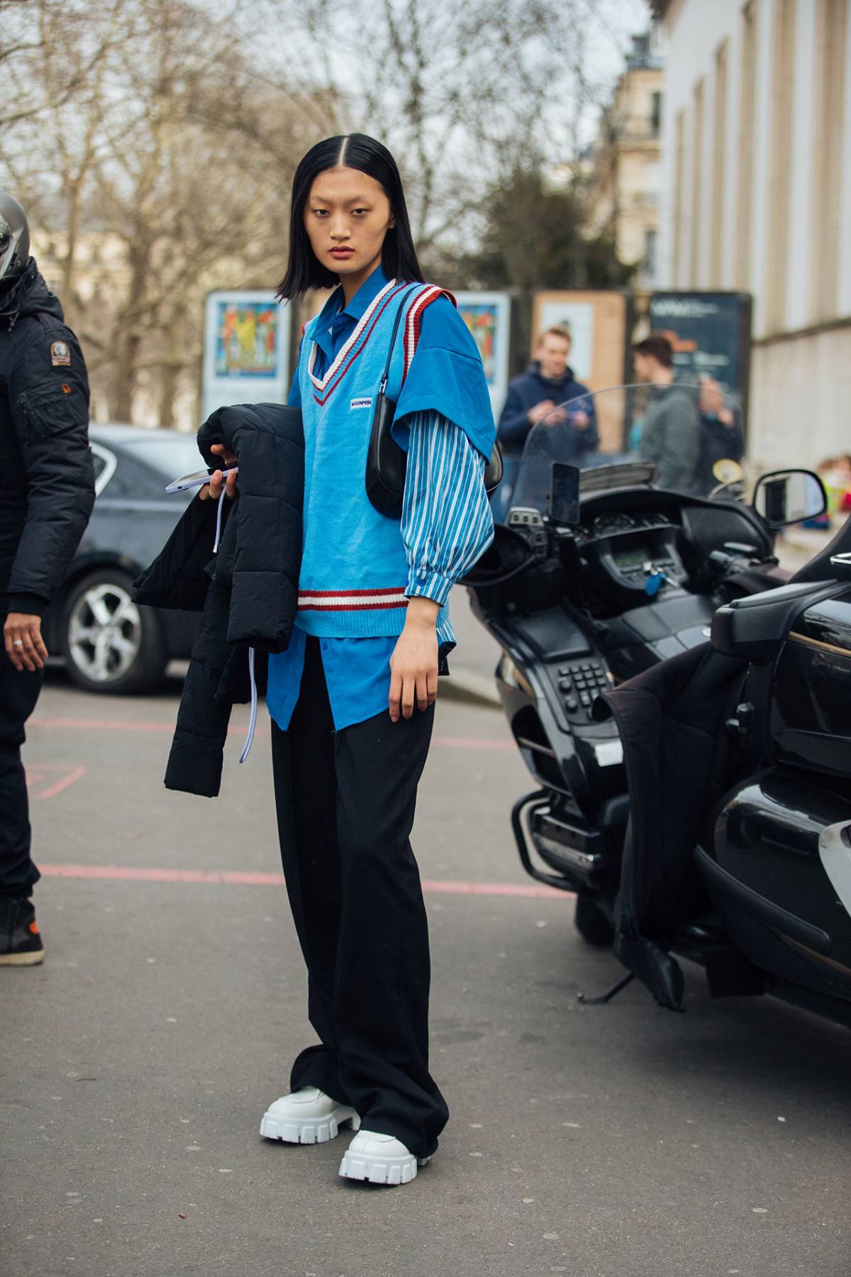 Street Style at Paris Fashion Week Fall-Winter 2022 - Minimalist Street ...