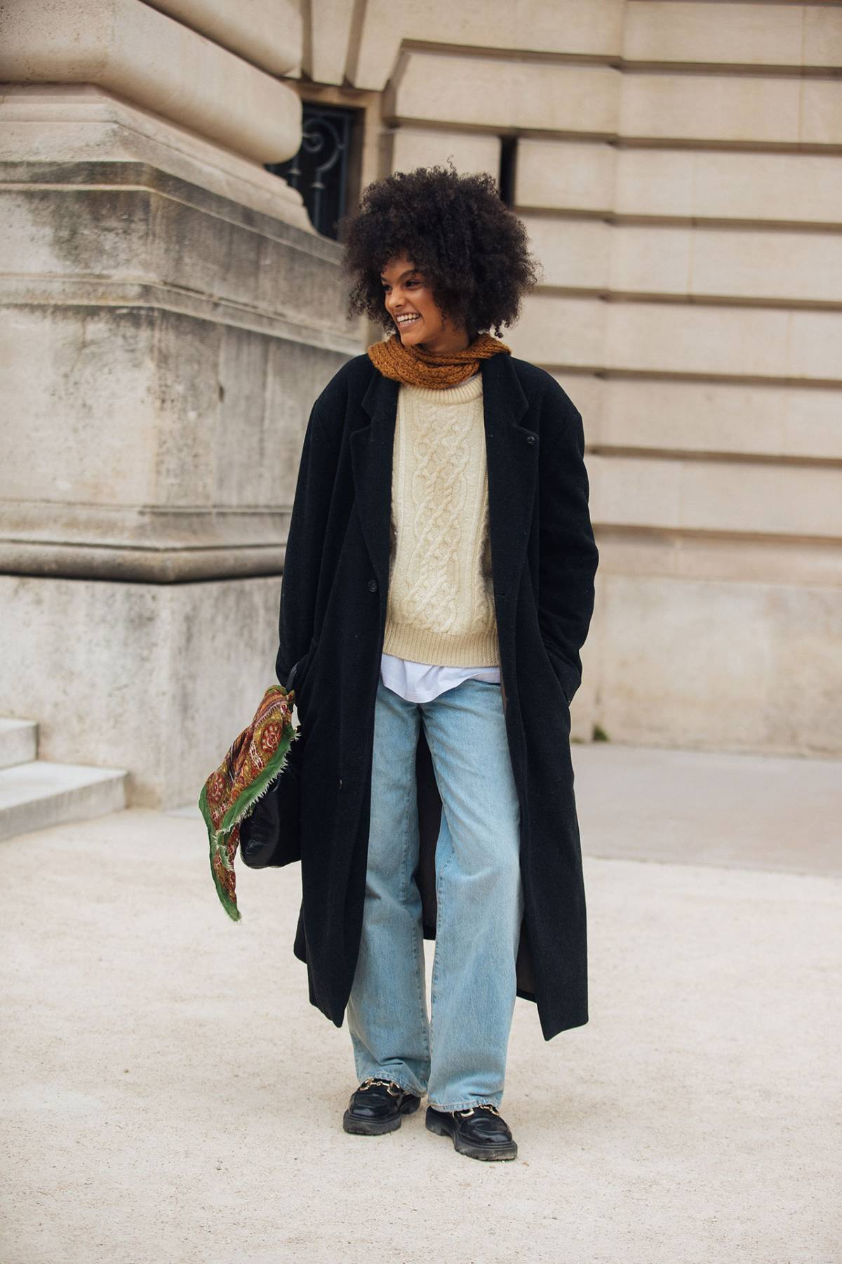 Farah Nieuwburg Blue 90s Jeans Neutral Cable Knit Sweater Off-Duty Model Outfit at Paris Fashion Week Fall-Winter 2023
