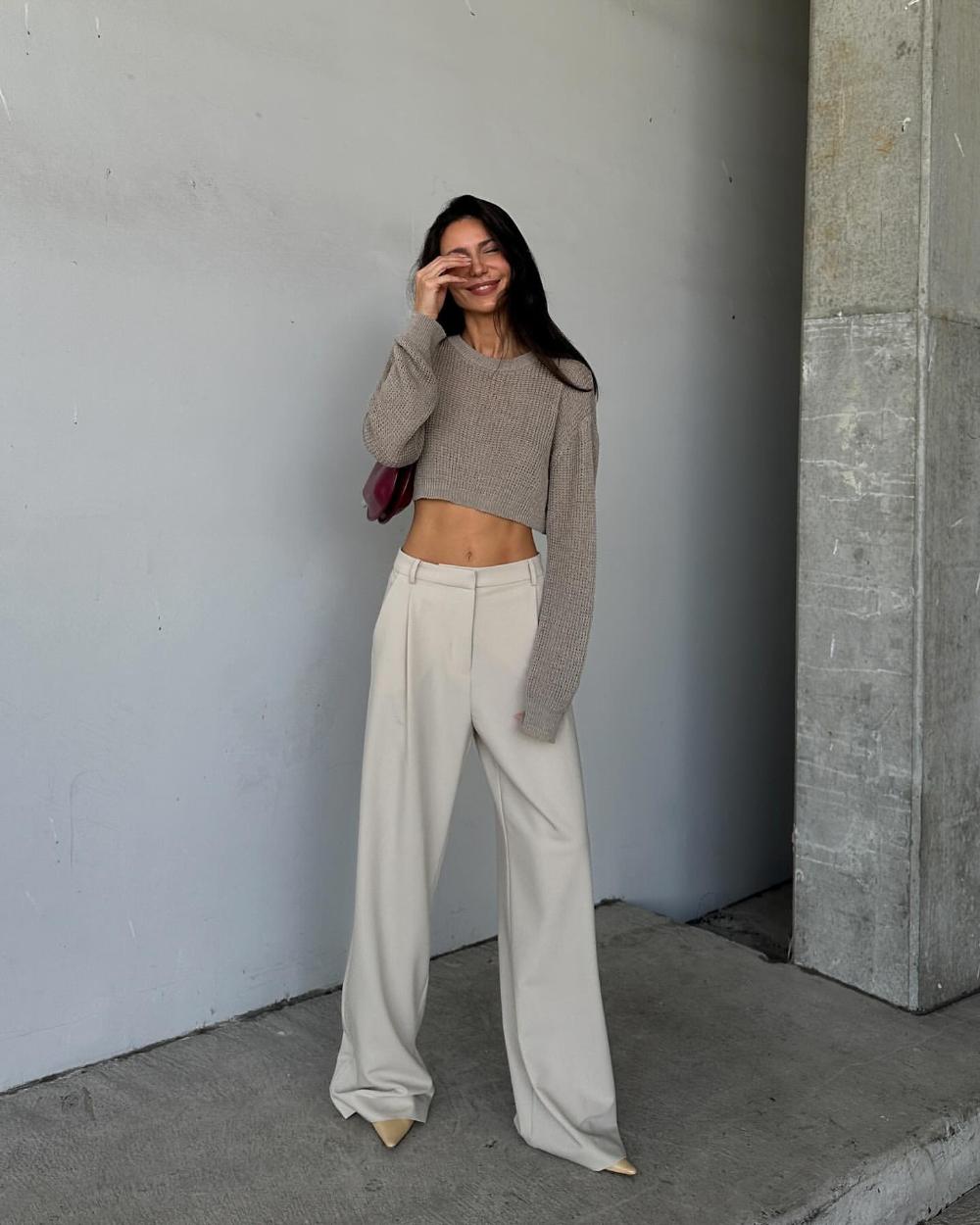 Petra Mackova Minimalist Outfits The Frankie Shop Cropped Sweater Beige Wide-Leg Pants